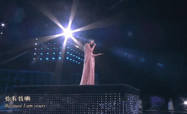 中秋晚會：周深背影好絕，撒貝南唱歌憋笑，劉詩詩對不起這身衣服