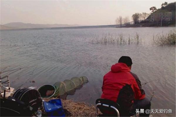 冬季釣魚，颳風天氣是“天敵”，只有這2種風向，才是爆護的風向