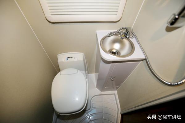 單拓展的房車見多了,橫床變豎床,這種佈局的你見過嗎? 單拓展的房車見多了,橫床變豎床,這種佈局的你見過嗎?