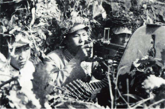 士兵違紀連開14槍，獨守陣地三天兩夜，彭老總親自下令官升三級