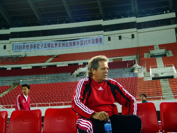 晚年幸福！前國足主帥阿里漢投資房產賺大錢 再婚娶中國女子為妻