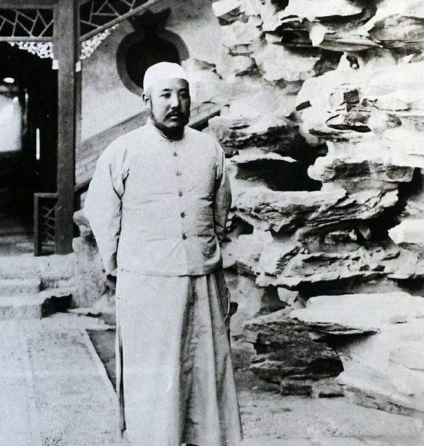 馬鴻逵晚年有多慘？被老蔣清算，帶3老婆逃美國，生活卻雞飛狗跳