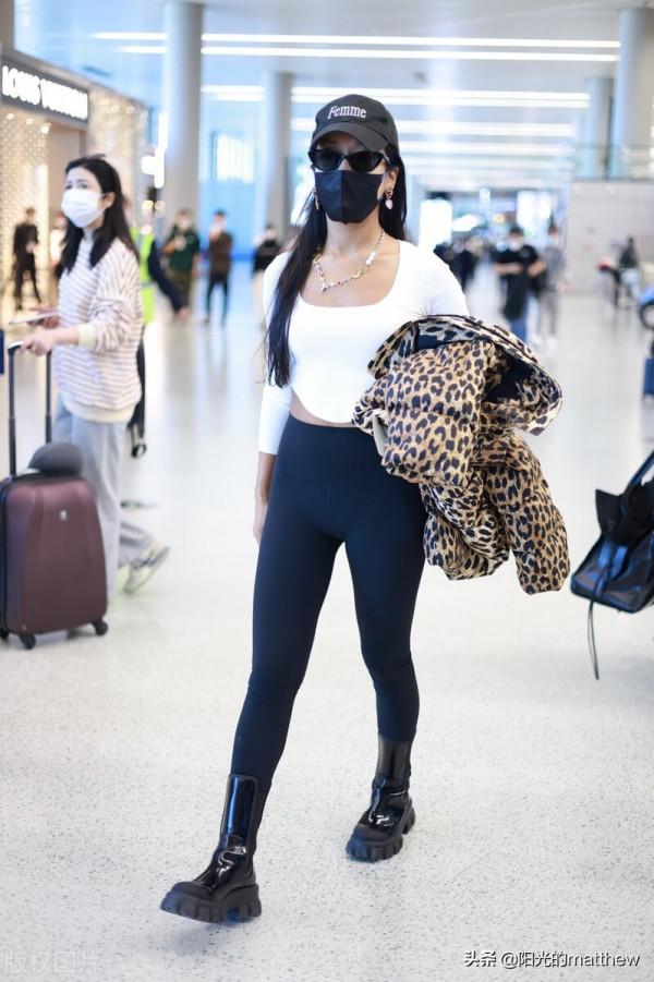 吉克雋逸白色恤牛仔褲現身,手挽豹紋外套休閒時尚 吉克雋逸白色恤牛仔褲現身,手挽豹紋外套休閒時尚