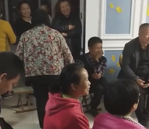 山東一女子即將結婚，家族成員聚在一起開會，場面讓網友羨慕不已