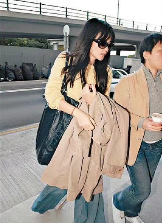 王菲15年前時髦感就贏了LV!穿拖地褲背5塊的蛇皮袋,走出超模範 王菲15年前時髦感就贏了LV!穿拖地褲背5塊的蛇皮袋,走出超模範