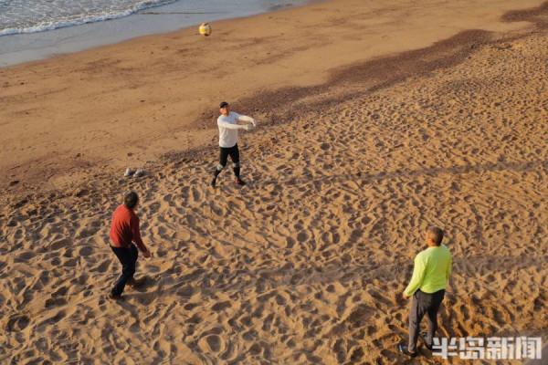 棧橋景區：市民漫步海邊 沐浴在溫暖的晨光之中