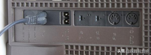 這是一款80年代根德公司推出的Satellit 2400 SL多波段行動式收音機