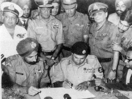 1965年，巴基斯坦被印度偷襲，面臨滅國危機！偉人出手輕鬆化解