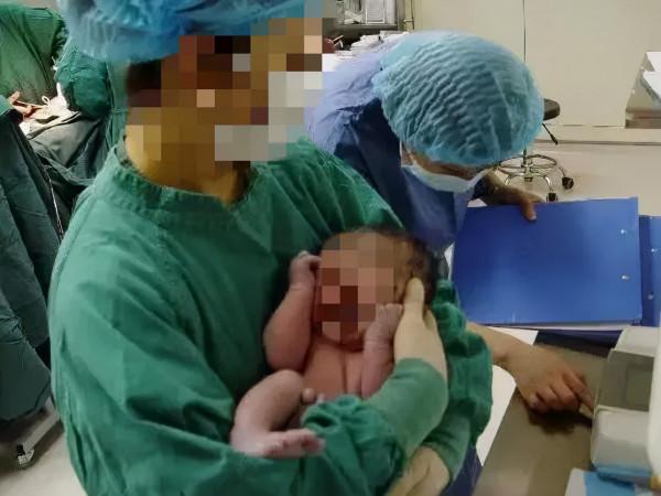 寶媽生下“雪人寶寶”,沒人敢抱,醫生卻說:恭喜了 寶媽生下“雪人寶寶”,沒人敢抱,醫生卻說:恭喜了