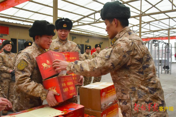 新春走軍營丨海拔5170米，喀喇崑崙邊防官兵收到&OpenCurlyDoubleQuote;年貨大禮包&rdquo;