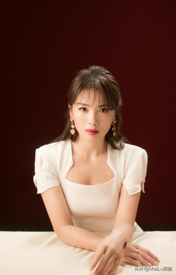 劉濤成熟漂亮有魅力，美得優雅溫婉，盡顯高階貴氣