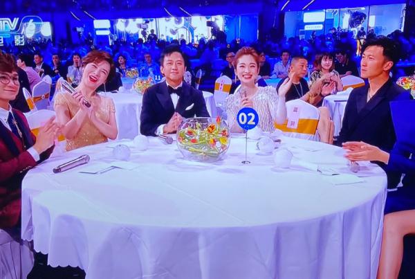 王菲謝霆鋒同場亮相中秋晚會，小謝聽女友名字無反應，表情有點僵