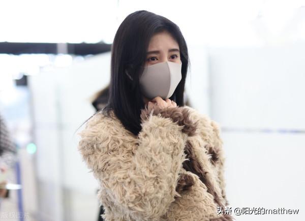 街拍：鞠婧神身穿白色羊羔毛小外套現身身材嬌小甜美可愛