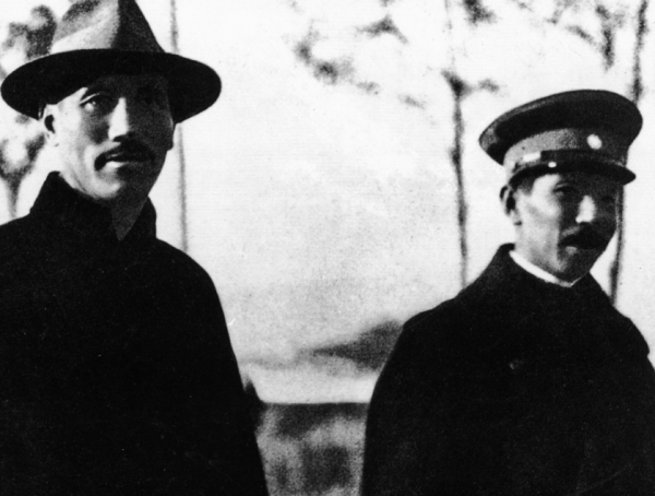 1938年，在活捉過蔣介石的劉桂五追悼會上，老蔣送輓聯：思猛士