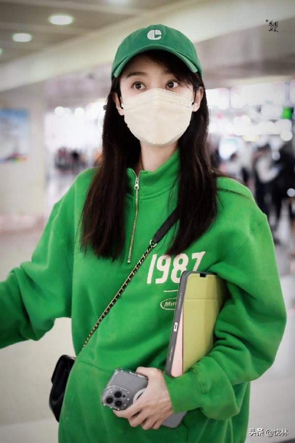 張小斐的氣質穿搭越來越好了，就算全身綠都很好看