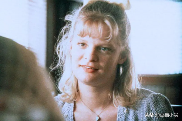 兩個不同故事相聯結，以倒敘的手法揭開《上帝之眼》的主題