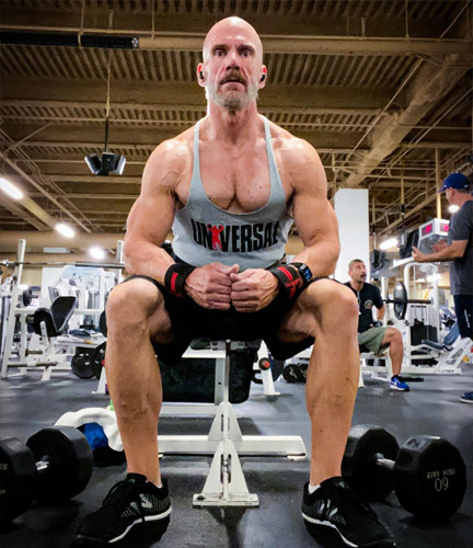 57歲健身愛好者,體重最高達到300斤,堅持4年打造超乎常人的身材 57歲健身愛好者,體重最高達到300斤,堅持4年打造超乎常人的身材