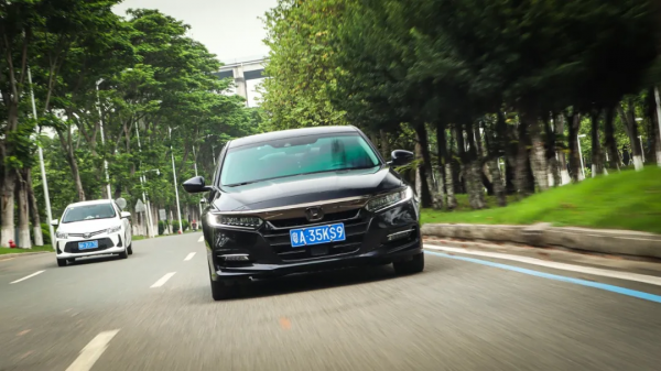 隨便開油耗5.8L，凱美瑞打不過它，年輕人的最愛