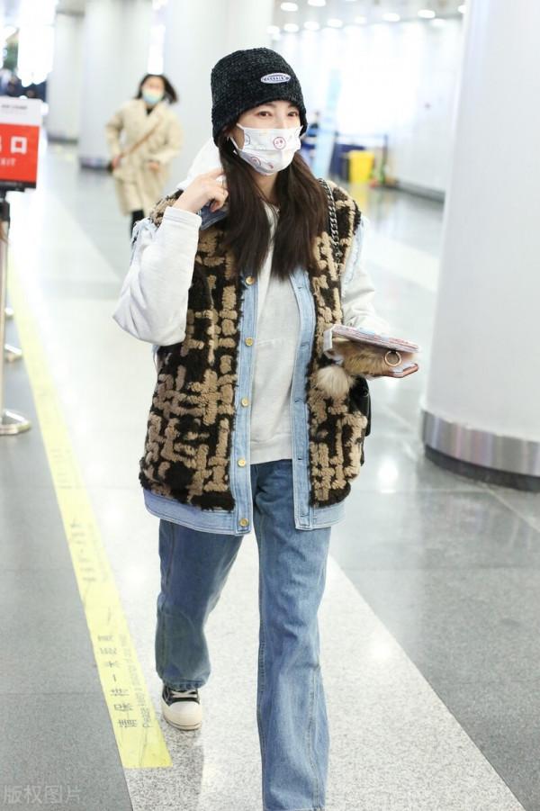 張雨綺穿毛茸馬甲搭配牛仔褲,戴毛線帽溫暖時髦 張雨綺穿毛茸馬甲搭配牛仔褲,戴毛線帽溫暖時髦