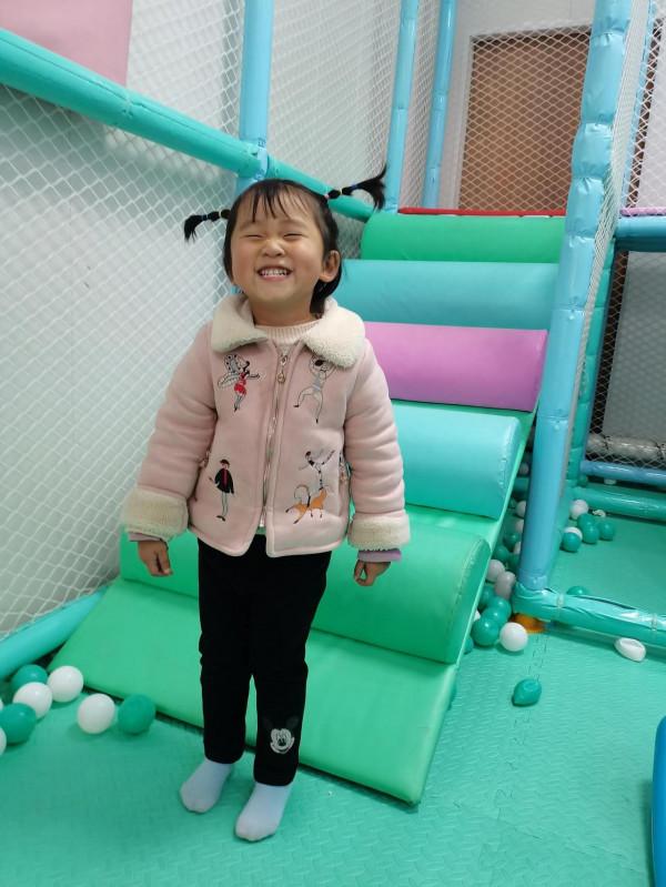 為了孩子玩滑滑梯買漢堡薯條