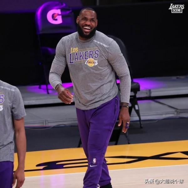 西蒙斯尷尬了!老詹推文火了:為何有人要訓練他們用不到的技能? 西蒙斯尷尬了!老詹推文火了:為何有人要訓練他們用不到的技能?