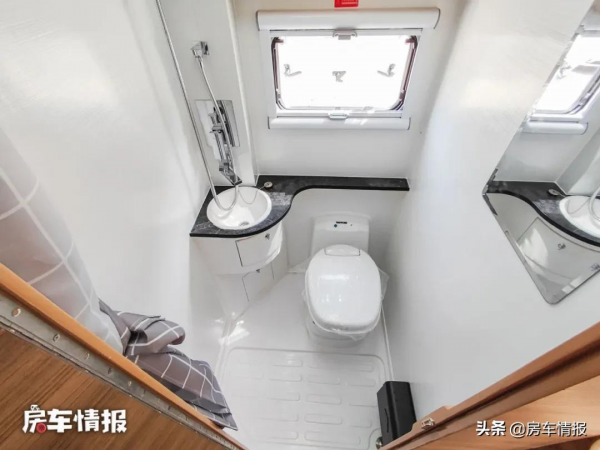 新款依途房車,有航空鋁車身和2張2米大床,四口之家玩安心又舒服 新款依途房車,有航空鋁車身和2張2米大床,四口之家玩安心又舒服