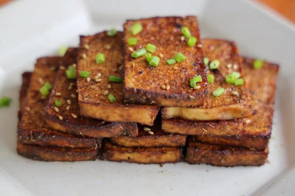 冬天要多吃豆腐，試試這個做法，比紅燒簡單，比麻辣更過癮
