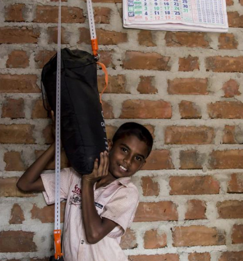 重力燈，不用交電費，掛個袋子就有用不完的電，幫助很多人