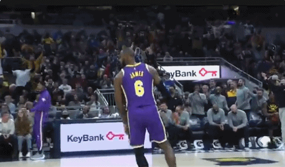 魔鬼的步伐！詹姆斯轟進三分興奮慶祝