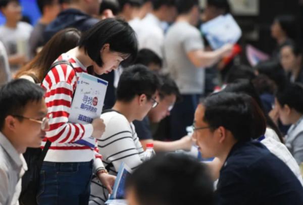 兩項通知下發,“洋學歷”走向末路,留學生遇寒冬?家長難接受 兩項通知下發,“洋學歷”走向末路,留學生遇寒冬?家長難接受