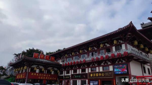 遊客犯難：越王樓下拍個照 酒樓火鍋廣告亂入 咋個搞？