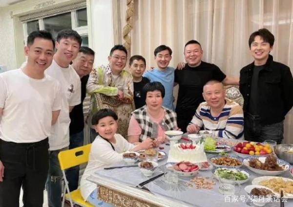 王惠生日德雲社全員出動，郭麒麟現身生日宴，6歲弟弟罕見出鏡