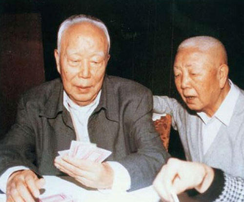 他官至正國級，擔任多年副總理，把長子送去勞動，讓幼子駐守邊疆