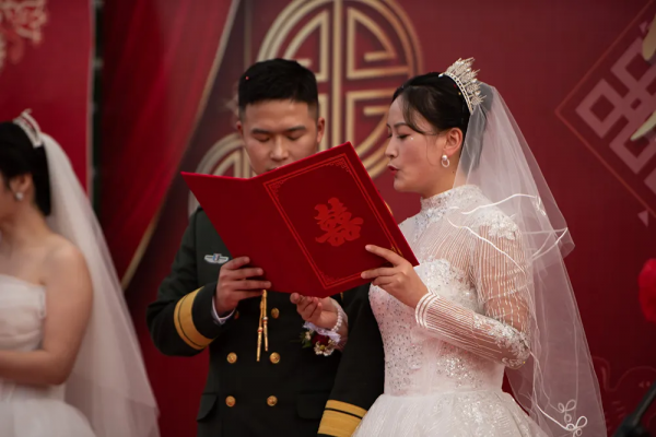 浪漫軍婚:軍車當婚車,嫁人就嫁軍隊好兒郎 浪漫軍婚:軍車當婚車,嫁人就嫁軍隊好兒郎