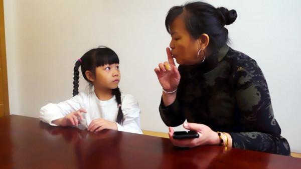 湖北夫婦撿到棄嬰供成博士，25年後親生父母來認親，掏出50萬補償