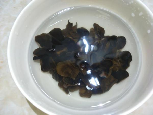 入秋後多吃木耳，加入2味去涼拌，清口爽脆，看著就香