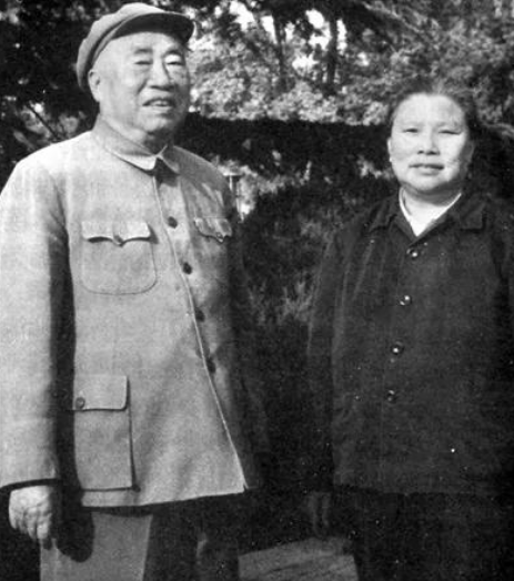 康克清18歲嫁給朱德，為夫掃墓15年，臨終時說：我什麼都不要