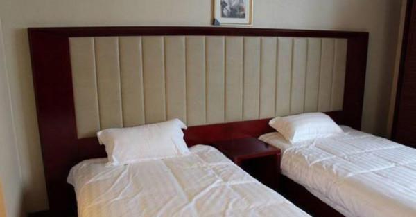 賓館的“單人床”，為什麼經常放兩個枕頭？聽服務員告訴你