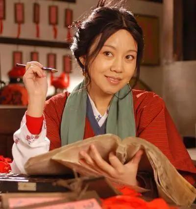 女人40一枝花，3位人到中年才爆紅的女星，越老越有韻味…