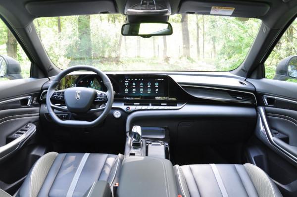 感受一汽奔騰T55:看上去很硬朗 其實非常舒適 感受一汽奔騰T55:看上去很硬朗 其實非常舒適