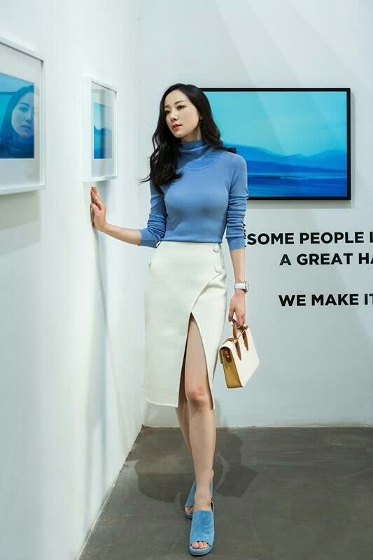 韓雪本想穿條短褲秀腿，不想坐下時卻一秒尷尬，真想送件外套給她