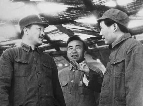 毛主席堅決不當大元帥，深思熟慮後，把軍銜命令狀001號給了賀龍