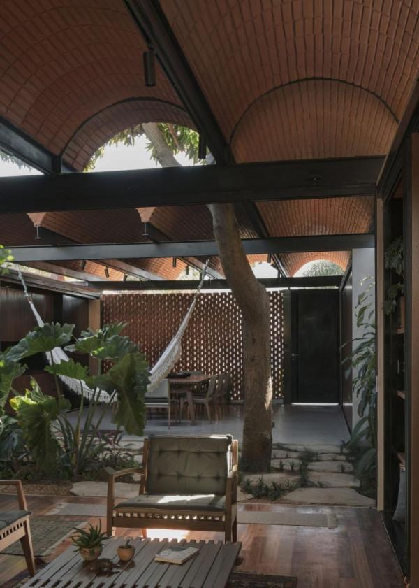 手工壓制磚與木材構築而成的自宅 &sol; Equipo de Arquitectura