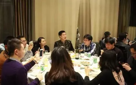 參加同學聚會，這4句話就別說了，顯得沒情商，還惹人厭