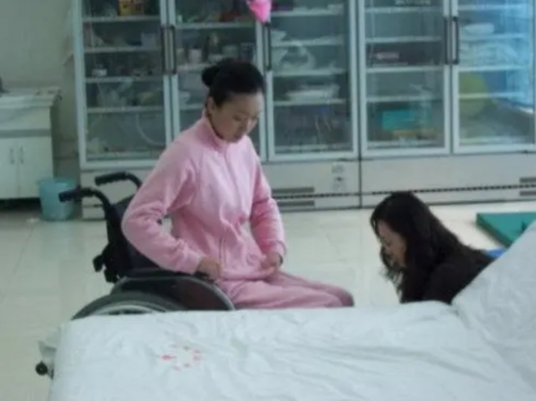 輪椅舞者劉巖：在奧運彩排中摔傷，張藝謀愧疚一生，如今怎樣了