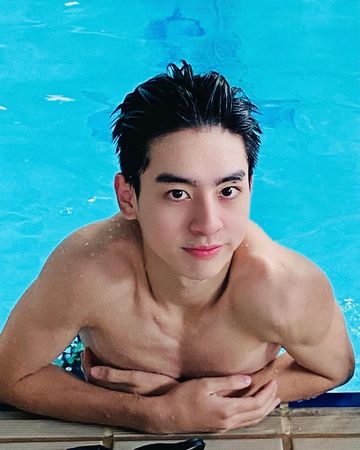 《華燈》林心如兒「眼鏡下藏水汪大眼」超帥！年僅19歲連線熱門片