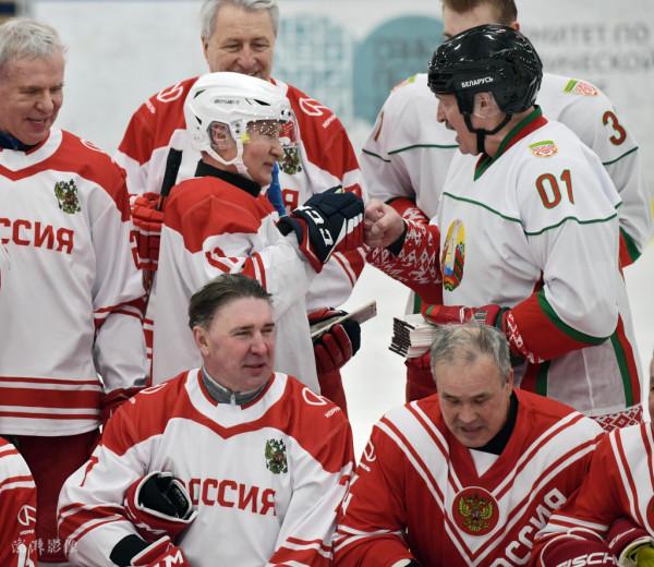 普京與白俄羅斯總統盧卡申科一起打冰球 展現高超球技