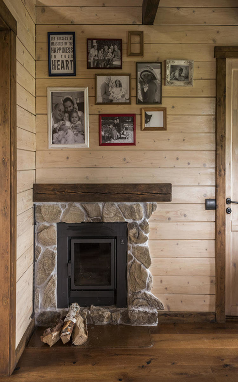 夫妻隱居深山，就地取材造房子，36㎡微型房屋，還帶露臺和桑拿房