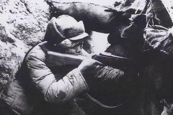 志願軍捕俘，對面傳來中國話，戰士想起上級的叮囑，抬手就是一槍