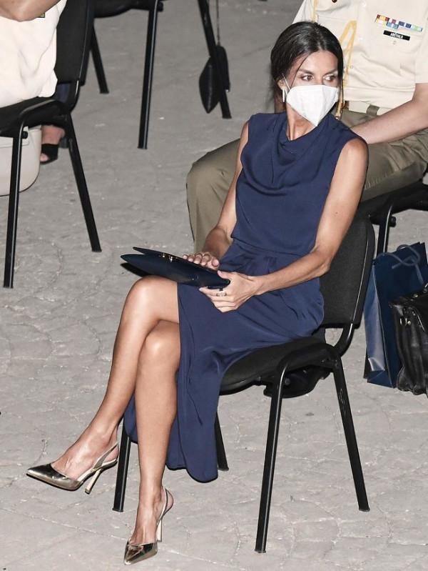 西班牙王室“最萌身高差”:王后踩恨天高仰望，國王摟不到小蠻腰